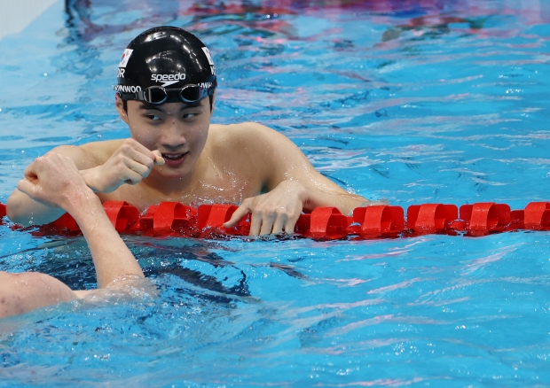 25일 일본 도쿄 아쿠아틱스 센터에서 열린 남자 자유형 200m 예선에 출전한 한국 황선우가 경기를 마친 뒤 물 밖으로 나오고 있다. 황선우는 1분44초62를 기록해 한국신기록을 세웠다. /사진=연합뉴스