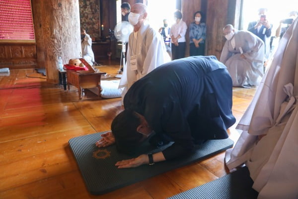 윤석열 전 검찰총장이 26일 전북 김제시 금산사에서 열린 대한불교조계종 전 총무원장 월주(月珠)스님 영결식에 앞서 미륵전에서 조문하며 절하고 있다. / 사진=연합뉴스