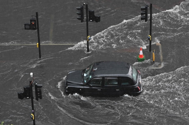 폭우로 물에 잠긴 영국 런던 도심/사진=AFP