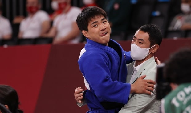 26일 일본 도쿄 지요다구 무도관에서 열린 도쿄올림픽 유도 남자 73kg급 동메달을 획득한 안창림이 송대남 코치와 포옹을 하고 있다. /사진=연합뉴스