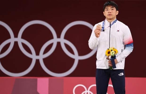 도쿄올림픽 유도 남자 73kg급 경기에서 동메달을 획득한 안창림이 메달을 들어보이고 있다. 사진=연합뉴스