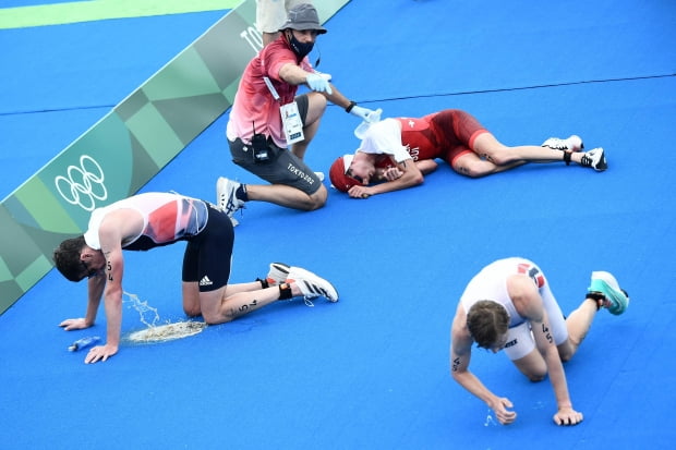 =더위에 쓰러진 도쿄올림픽 남자 철인 3종 선수들 / 사진=AFP