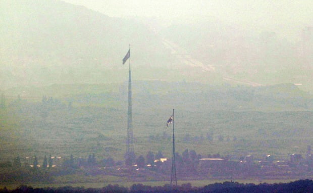 경기도 파주시 접경지역에서 바라본 서부전선 비무장지대(DMZ)에 남한 대성동 마을의 태극기와 북한 기정동 마을의 인공기가 펄럭이고 있다.(사진=연합뉴스)