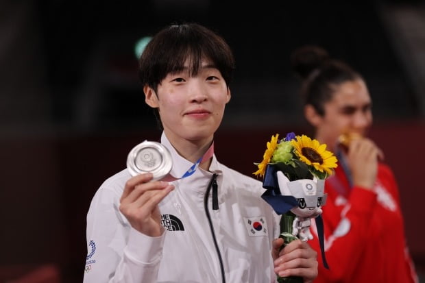 한국 태권도 이다빈이 27일 일본 마쿠하리 메세홀에서 도쿄올림픽 여자 67㎏ 초과급 시상식에서 은메달을 들어보이고 있다. /사진=연합뉴스