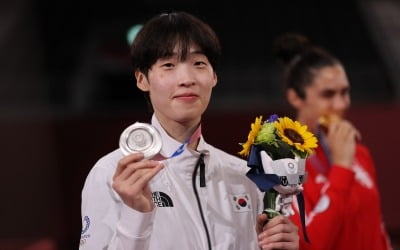 올림픽 첫 도전 이다빈, 태권도 +67㎏급 '은메달'
