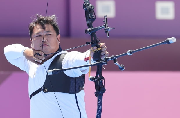 29일 도쿄 유메노시마공원 양궁장에서 열린 도쿄올림픽 양궁 남자 개인전 2회전(32강)에서 오진혁이 아타누 다스(인도)를 상대로 경기를 펼치고 있다. 사진=연합뉴스