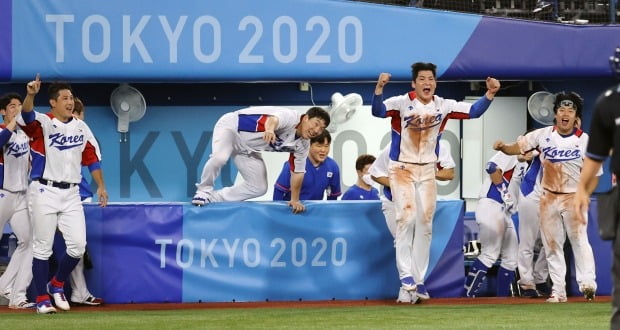 29일 일본 도쿄 요코하마 스타디움에서 열린 도쿄올림픽 야구 B조 조별리그 1차전 한국과 이스라엘의 경기. 연장 10회말 승부치기 2사 만루 상황 양의지가 몸에 맞는 공으로 득점하며 승리를 거두자 한국 선수들이 환호하고 있다. 사진=연합뉴스