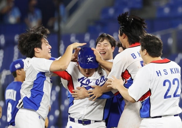  29일 일본 요코하마 스타디움에서 열린 도쿄올림픽 야구 B조 조별리그 1차전 한국과 이스라엘의 경기. 연장 10회말 승부치기 2사 만루 상황 양의지가 몸에 맞는 공으로 득점하며 승리를 거두자 한국 선수들이 환호하고 있다. 사진=연합뉴스