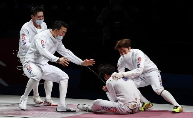 한국 펜싱 남자 에페 대표팀이 30일 일본 마쿠하리메세 홀에서 열린 도쿄올림픽 펜싱 남자 에페 단체 동메달 결정전에서 중국을 꺾은 뒤 박상영에게 달려가고 있다. /사진=연합뉴스