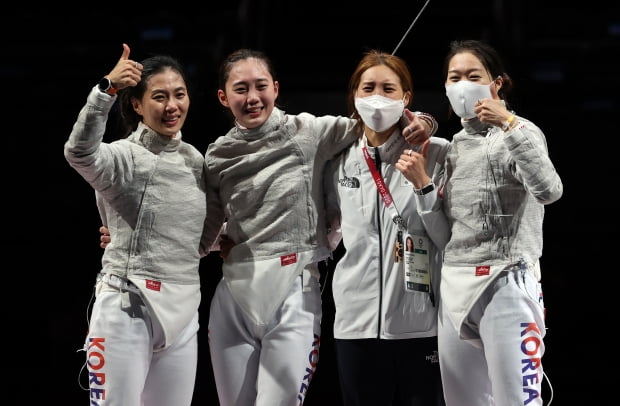 한국 여자 펜싱 샤브르 대표팀(김지연, 윤지수, 최수연, 서지연)이 31일 일본 마쿠하리메세홀에서 열린 도쿄올림픽 펜싱 여자 샤브르 단체 동메달 결정전 이탈리와 경기에서 승리한 뒤 기뻐하고 있다.  사진=연합뉴스