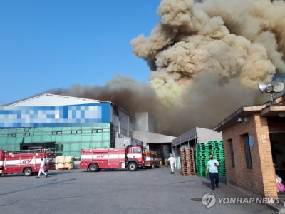 음성 플라스틱용기 공장 불 4시간여째 번져…1명 화상(종합)