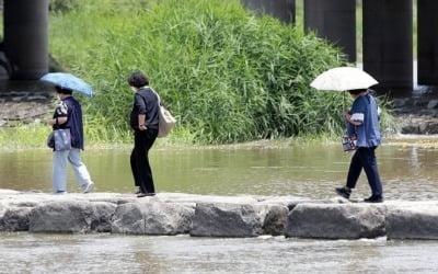 전국 곳곳 소나기…낮 기온 30도 이상 무더위