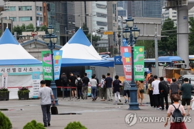 정부 "방역긴장감 이완-활동증가 등 복합적 작용으로 확진자 급증"