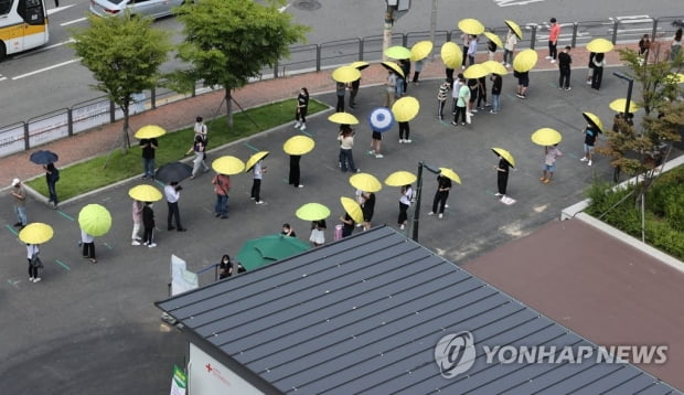 주말 영향에도 오늘 700명 안팎…수도권 새 거리두기 당분간 힘들 듯