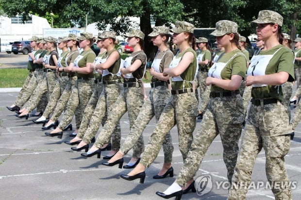 여군에 전투화 대신 하이힐…우크라, 성차별·여혐 논란에 발칵