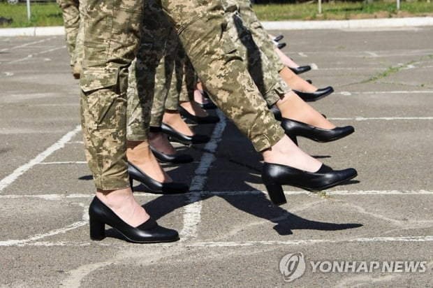 여군에 전투화 대신 하이힐…우크라, 성차별·여혐 논란에 발칵