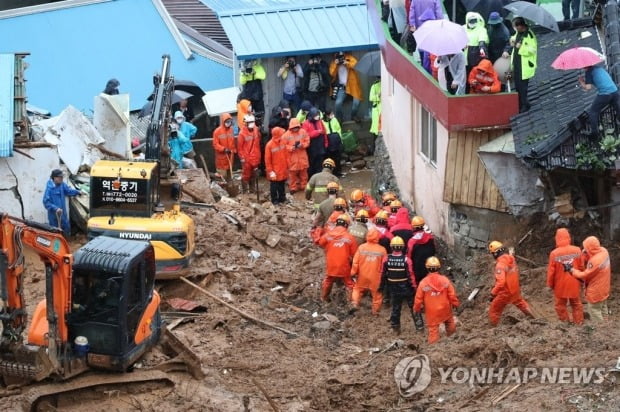 광양 산사태 현장서 매몰된 80대 9시간 만에 숨진 채 발견