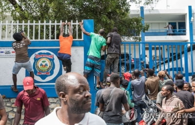 "당장 불태워라" 대통령 암살 용의자에 분노 드러낸 아이티인들
