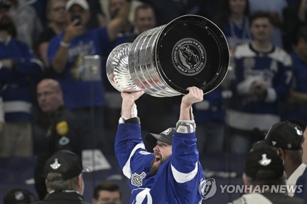 기자회견에서 맥주 '벌컥벌컥'…NHL 쿠체로프, 맥주회사 후원계약