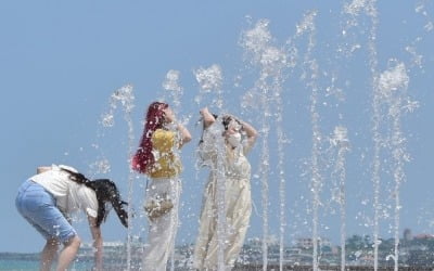 찜통더위 속 초복…밤부터 차차 맑아져