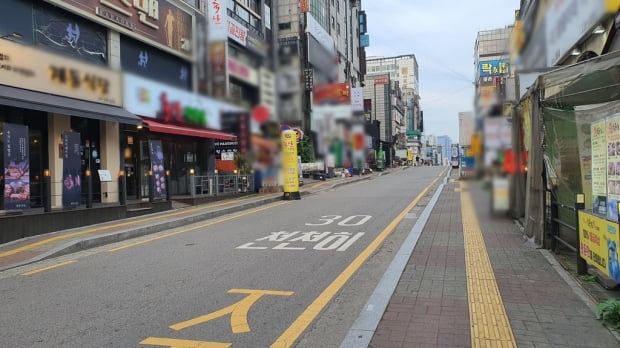 "당분간은 '집콕' 해야죠"…거리두기 4단계 첫날 식당가 썰렁