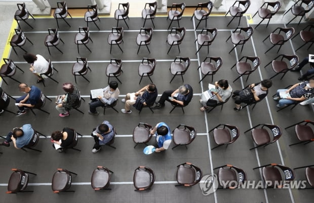 55~59세 접종예약 첫날 185만명 조기마감…'선착순' 공지안해 혼선