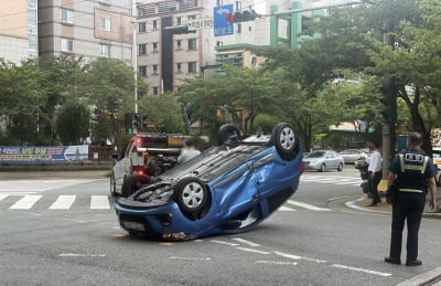 부산경찰청 인근 사거리서 승용차 전복…1명 경상