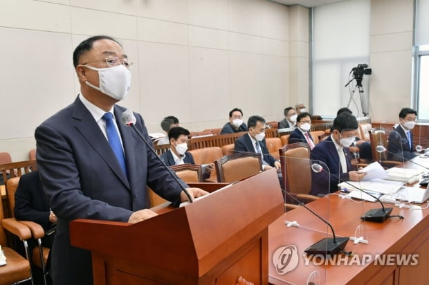 홍남기 "재정운용은 정치결정 따라가는 것 아냐…여당과 충돌"