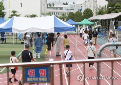 '집단감염' 인천 초교 관련 2명 추가 확진…누적 71명