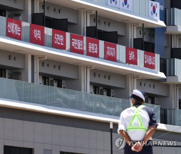 [올림픽] 극우단체, 선수촌서 욱일기 도발 "이순신 장군 현수막 떼라"