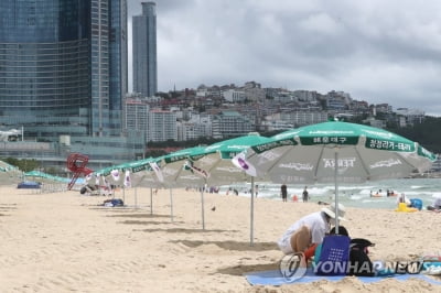 '코로나 확산세에 요란한 소나기까지'…해운대 해수욕장 한산