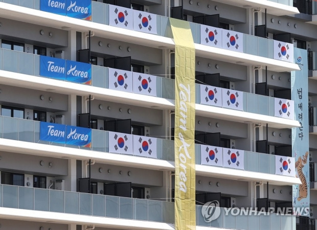 [올림픽] 결국 사라진 '이순신 장군' 현수막…일본 시민들은 기념촬영