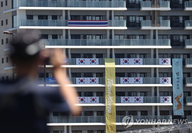 [올림픽] 결국 사라진 '이순신 장군' 현수막…일본 시민들은 기념촬영