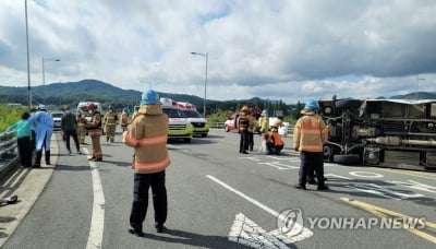 '장날에 날벼락' 강진서 추돌사고 버스 전도…승객 등 36명 부상(종합)