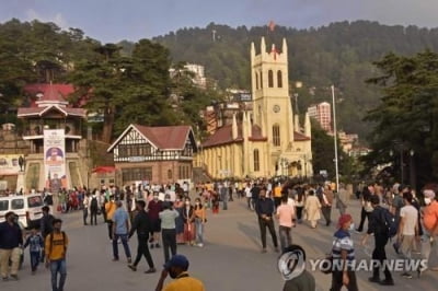 인도 고산 휴양지에 넘치는 인파…'새 감염 온상' 우려