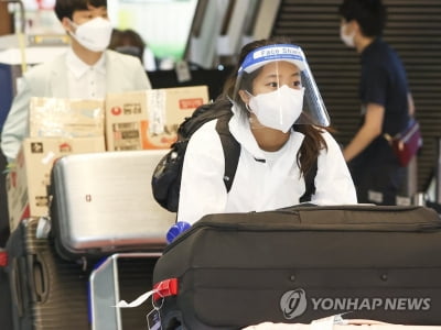 [올림픽] 방역복 입고 일본 도착한 탁구 신유빈 "더워도 안전 우선"