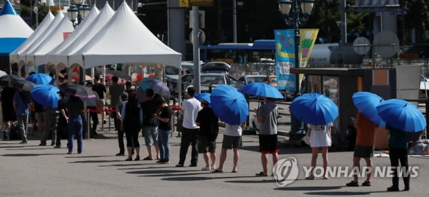 오늘 1800명 안팎 최다기록, 전국대유행…수도권 4단계 연장 불가피