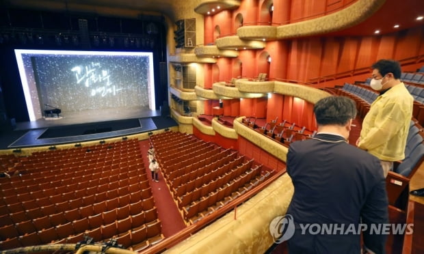 내달 1일까지 비수도권 임시공연장 공연 금지…나훈아 부산공연 불가