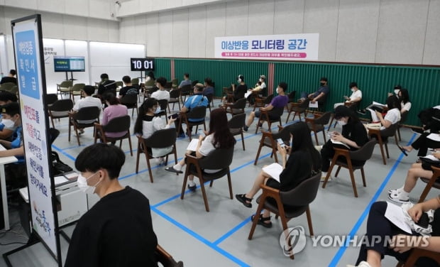 고3·고교 교직원 절반 이상 백신 접종…"이상 반응 아직 없어"