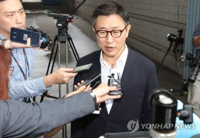 법원 "'검사 스폰서' 포토라인 세운 피해 배상해야"