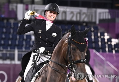 -올림픽- 독일 폰 브레도프-베른틀, 승마 마장마술 개인전 우승…2관왕