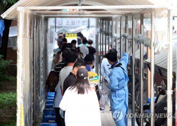 오늘 1600명대 예상…전방위 확산세에 추가 방역대책도 거론