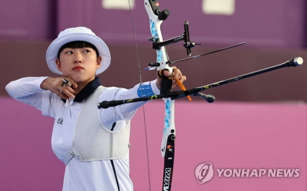 '3관왕 도전' 양궁 안산, 개인전 16강행…귀화 日선수와 격돌