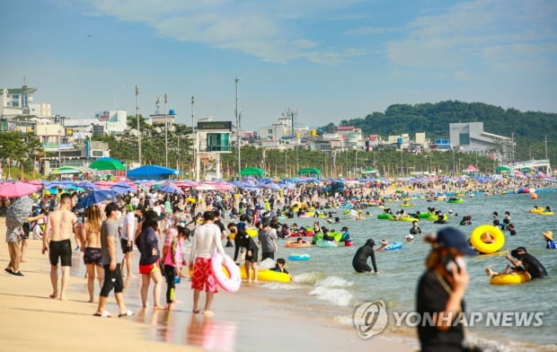 전국 흐리고 소나기…낮 최고 35도