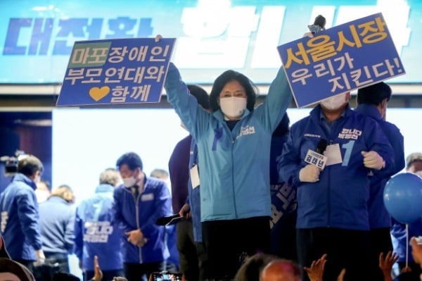 박영선 더불어민주당 서울시장 후보가 지난 6일 서울 마포구 상상마당 인근에서 열린 집중유세에서 지지를 호소하고 있다. / 사진=뉴스1