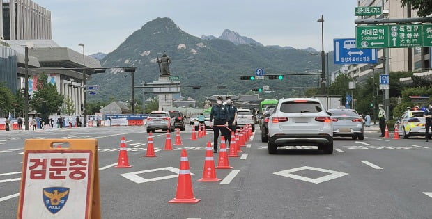 민주노총의 전국노동자대회가 예정된 3일 서울시청 앞에서 경찰이 임시 검문소를 설치하고 지나는 차량을 검문하고 있다.(사진=뉴스1)
