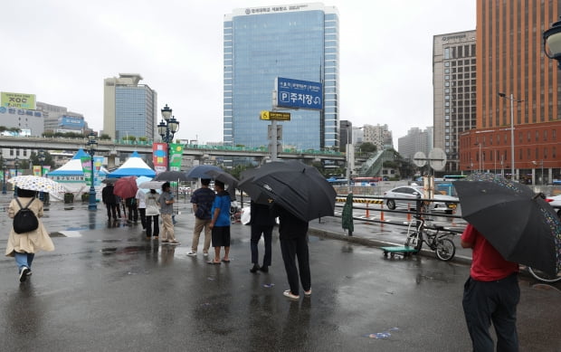  4일 오전 서울 중구 서울역광장에 마련된 임시선별진료소를 찾은 시민들이 검체검사를 받기 위해 줄을 서 있다. 사진=뉴스1