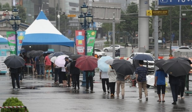 서울 중구 서울역광장에 마련된 임시선별진료소를 찾은 시민들이 검체검사를 받기 위해 줄을 서 있다.(사진=뉴스1)