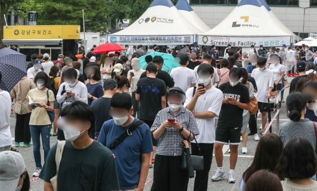  8일 오전 서울 강남구 강남구보건소 선별진료소에서 시민들이 검사를 받기 위해 길게 줄을 서 있다. /사진=뉴스1