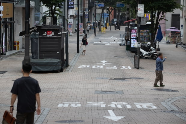 8일 오전 서울 중구 명동거리가 한산한 모습을 보이고 있다. 사진=뉴스1